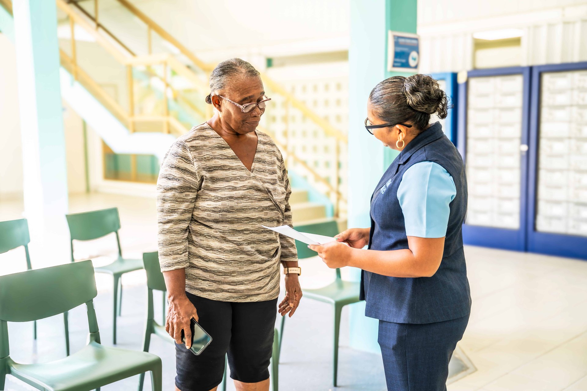 Membre du personnel du SMGH aidant un visiteur
